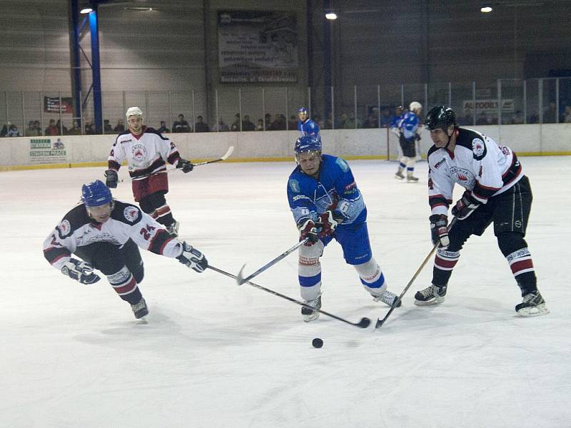 Hokejisté Minervy Boskovice (v bílém) porazili v krajské lize Dynamiters Blansko 3:2. 