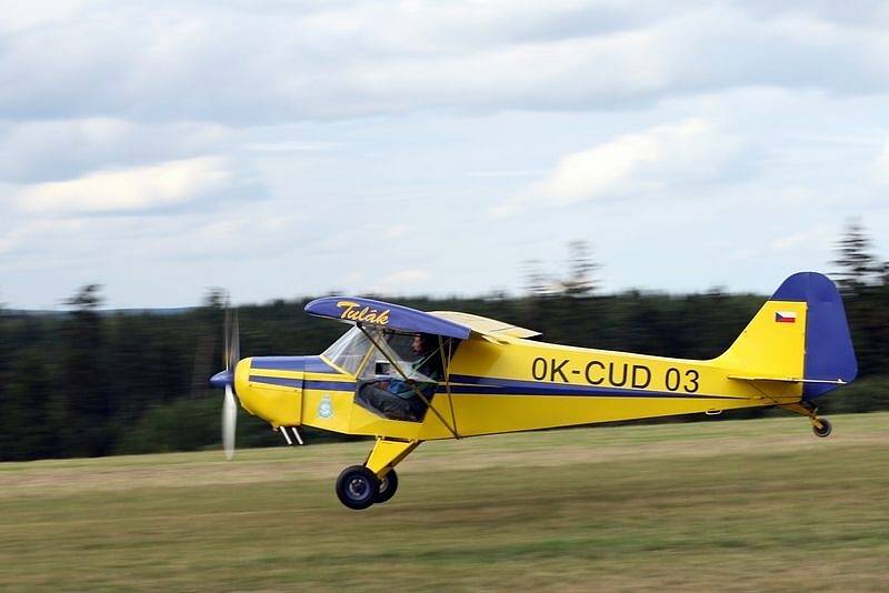 V neděli se do  Kotvrdovic  na Blanensku slétly nejrůznější stroje na pravidelný Letecký den. Na stoupené piloty >Royal Air Walach Force< pozdravil Valašský král jediný a nafurt Bolek Polívka.