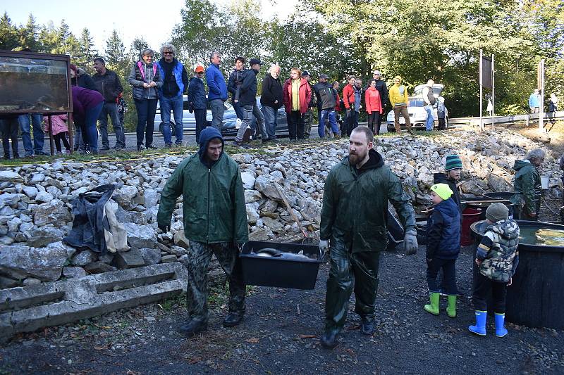 V sobotu vylovili rybáři rybník Dymák na okraji Jedovnic.