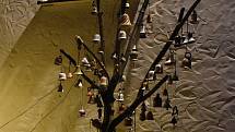 To je nádhera! Uličku v Lipůvce zdobí slaměný betlém, lidé u něj věší baňky štěstí. Vyrobila ho Ivana Odehnalová.