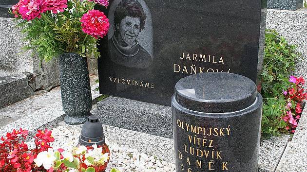 rna se jménem olympionika Ludvíka Daňka na hřbitově v Černé Hoře.