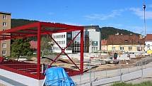 Dělníci musí do konce září dokončit stavbu klidové zóny na místě po zbouraném hotelu Dukla v Blansku.
