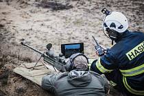 Unikátní výcvik spojil hasiče a odstřelovače: Stříleli do tlakových lahví.