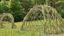 V zámeckém parku ve Velkých Opatovicích zasadili proutěnou vesničku. Vrbové stavby doplní naučné panely.