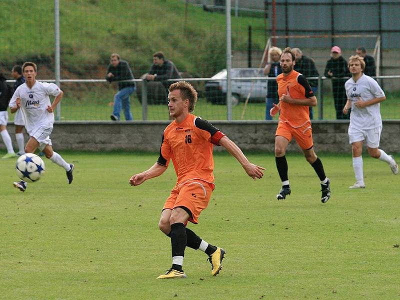 Fotbalisté Blanska (v oranžovém) porazili doma v divizním utkání Vyškov 3:2.