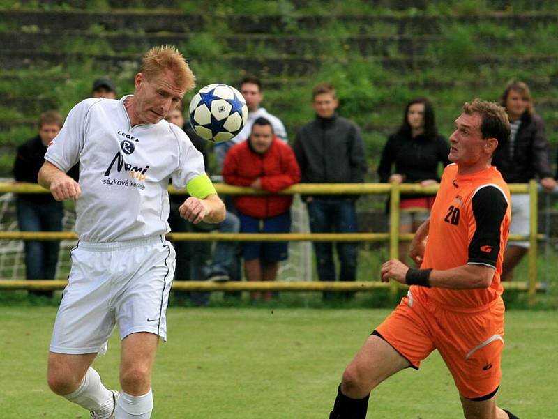 Fotbalisté Blanska (v oranžovém) porazili doma v divizním utkání Vyškov 3:2.