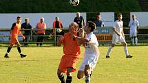 Fotbalisté Blanska (v oranžovém) porazili doma v divizním utkání Vyškov 3:2.