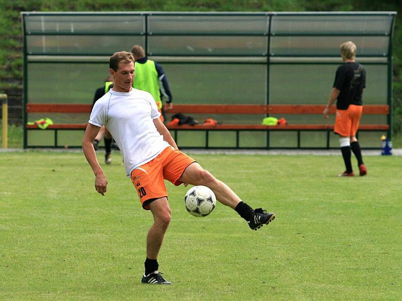 Fotbalisté Blanska (v oranžovém) porazili doma v divizním utkání Vyškov 3:2.