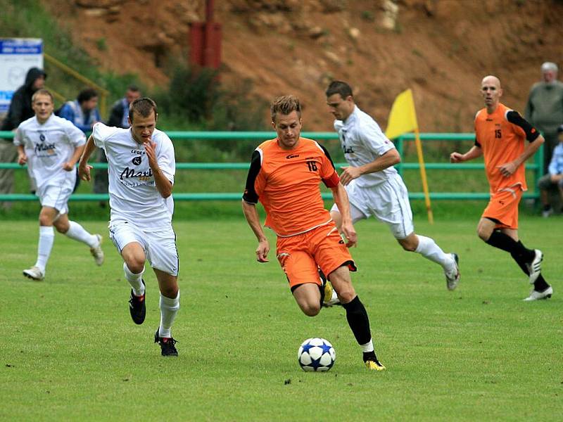 Fotbalisté Blanska (v oranžovém) porazili doma v divizním utkání Vyškov 3:2.