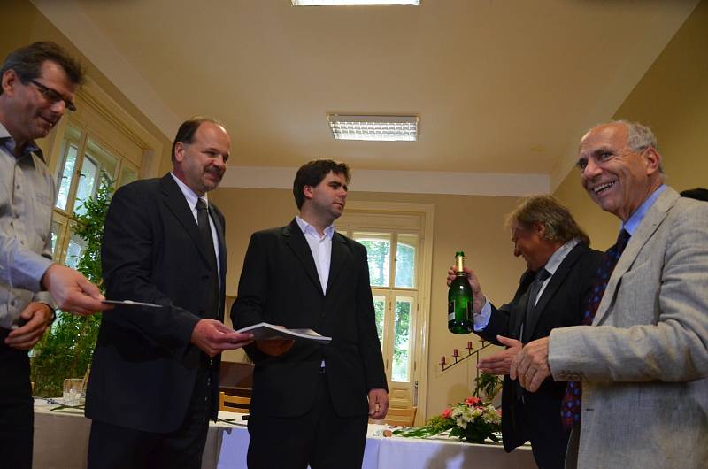 Ve Velké vile ve Svitávce se uskutečnila slavnost, v průběhu které pokřtili knihu a film o historii rodiny Löw-Beerů. Křtu se zúčastnil i potomek bývalých majitelů vily John Löw-Beer.