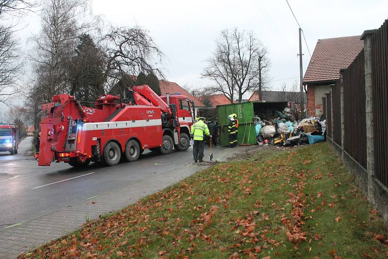 Ve Světlé se v úterý převrátilo nákladní auto s odpadem.