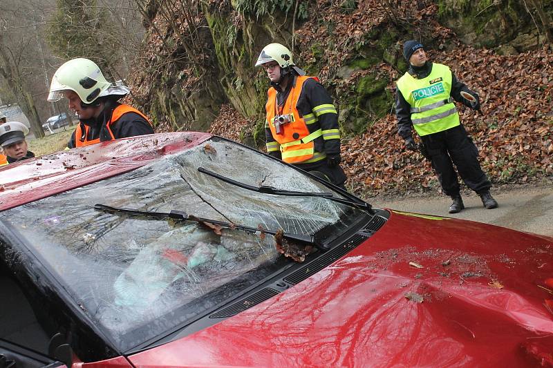 S autem v Křtinském potoce skončil ve čtvrtek dopoledne řidič nedaleko Adamova. Havaroval na namrzlé silnici v zatáčkách v Josefovském údolí.