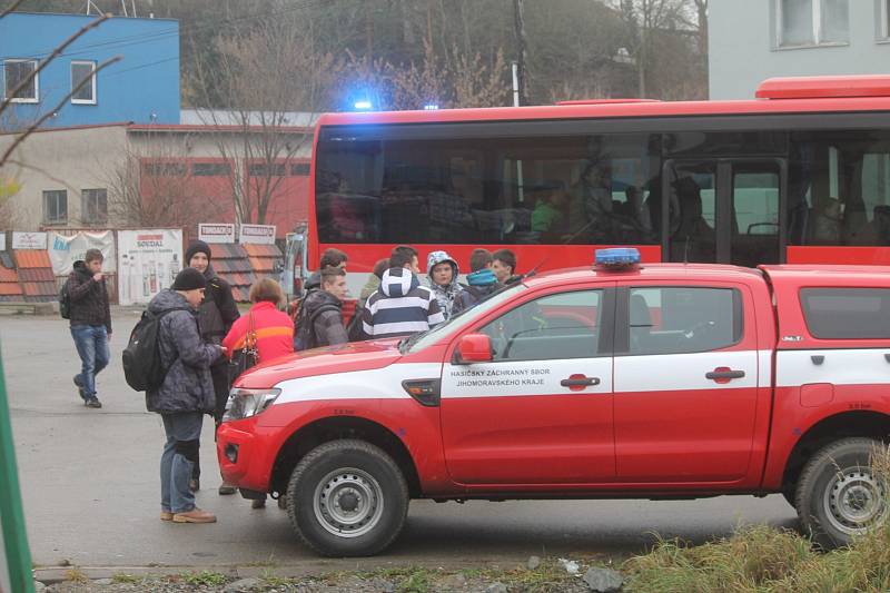 Policisté museli evakuovat všechny žáky i učitele školy.