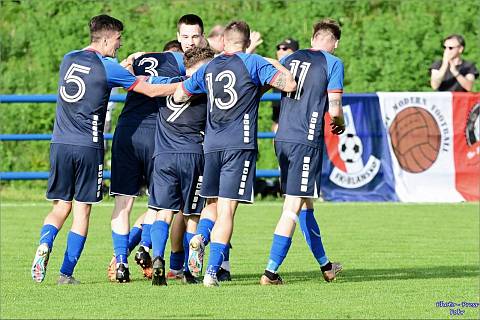 Blanenští fotbalisté (v modrém) díky gólu z 93. minuty porazili Hranice 2:1.