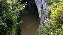 Ještě v první polovině týdne tudy prošli lidé suchou nohou, nyní je z jezírka na dně Macochy jezero.