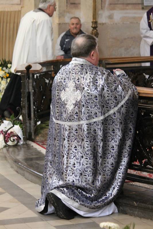 V sobotu odpoledne se ve křtinském barokním chrámu Jména Panny Marie stovky lidí rozloučily s nedávno zesnulým dlouholetým emeritním farářem Tomášem Prnkou.