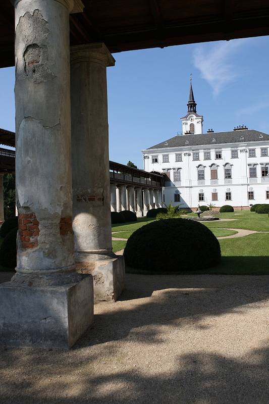 Dělníci se pustí do rozsáhlé obnovy zámecké zahrady v Lysicích včetně zahradnictví se skleníky a oranžérií. Zahrada bude nepřístupná dva a půl roku. Úpravy přibližně za 160 milionů korun ji vrátí původní podobu z konce 19. století.