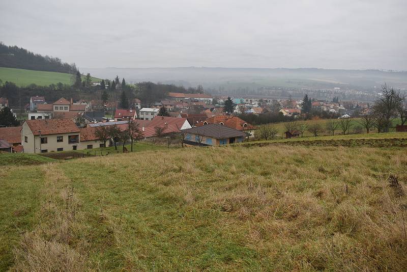 Pole, zahrady, klid. Tato idyla však v Rájci-Jestřebí v lokalitě V Humnech může vzít časem za své.