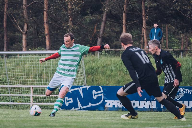 Fotbalisté Rájce-Jestřebí (zelenobílé dresy) v přípravě porazili Kunštát 6:3.