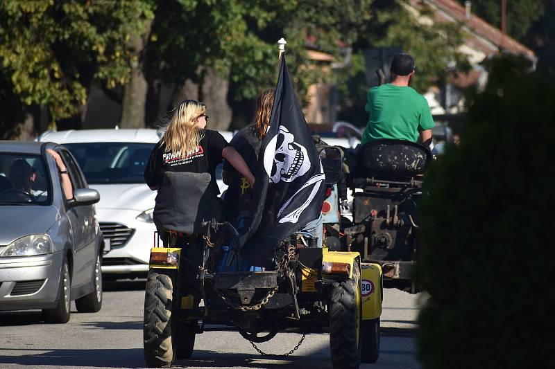 Rajhradičtí pořádali v sobotu tradiční traktoriádu. Se spanilou jízdou obcí.