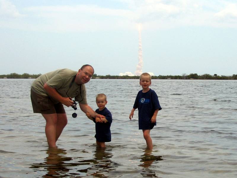 Fotografie zachycují start raketoplánu Atlantis k Hubbleovu teleskopu z roku 2009 a dále pak poslední let Discovery z loňského února. Přibyl s rodinou navštívil i kosmodrom na Floridě.