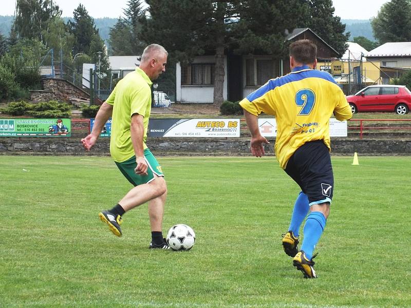 Boskovická pouť a fotbalový turnaj starších pánů k sobě neodmyslitelně patří. Už jedenáct let. Potřetí za sebou ovládl turnaj domácí výběr Nobica Boskovice, který měl ve svém středu i nejlepšího střelce Pavla Nečase.