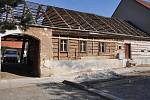 Už od minulého týdne pracují lidé na rozebírání selské usedlosti v Knínicích. Budovu pocházející z roku 1692 plánuje přestěhovat do Světlé sdružení Živé muzeum.