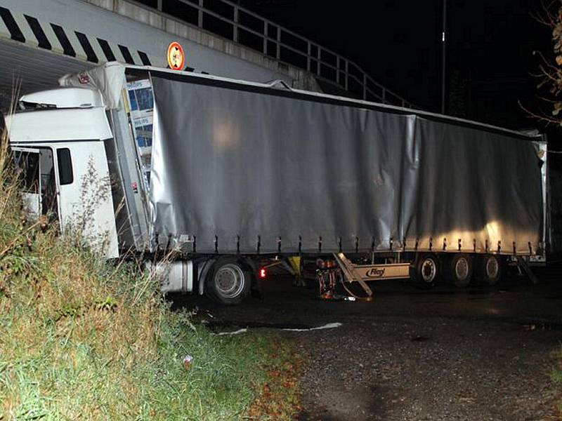 Ve středu v noci boural v Sasině polský kamion. Narazil do viaduktu. Cizinci za volantem naměřili policisté téměř dvě promile alkoholu. Havarovaný kamion blokoval provoz na I/43 aŽ do půl sedmé ráno.