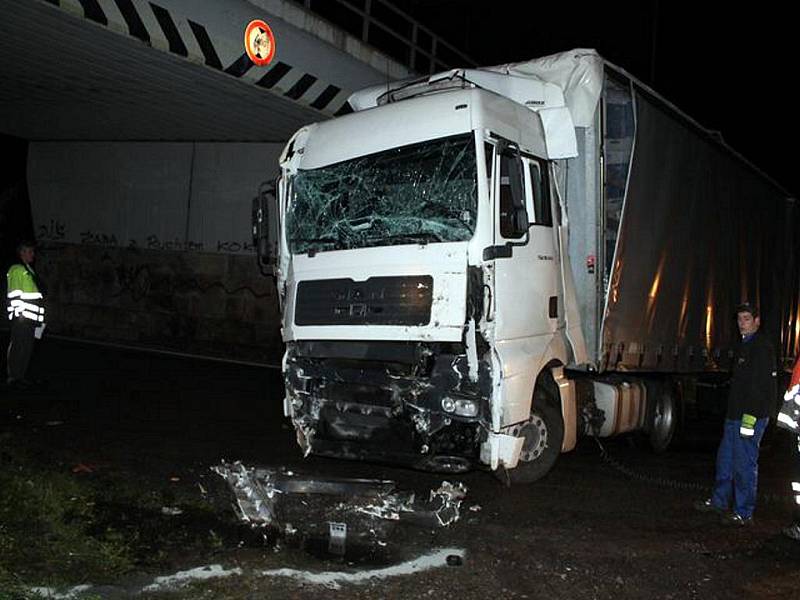 Ve středu v noci boural v Sasině polský kamion. Narazil do viaduktu. Cizinci za volantem naměřili policisté téměř dvě promile alkoholu. Havarovaný kamion blokoval provoz na I/43 aŽ do půl sedmé ráno.