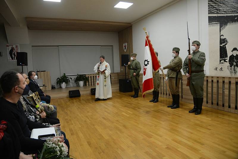 Slavnostní představení a žehnání vlajky města Adamova.