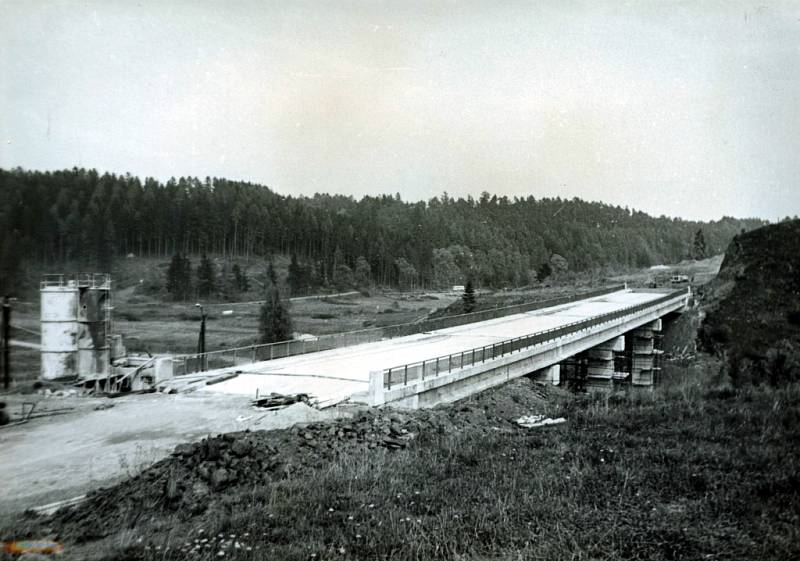 Most na silnici Křetín-Letovice, vlevo betonárka (léto 1974).