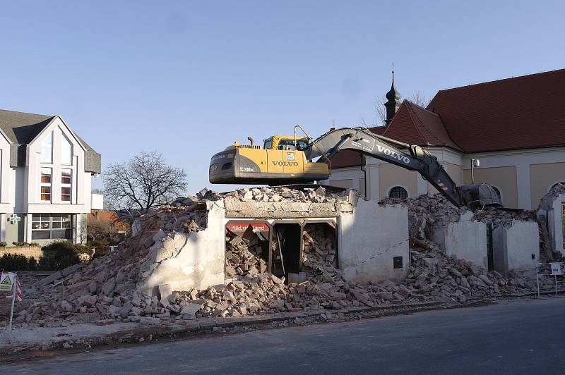 Stará škola je pryč. Tatrovky odvezly tuny sutě. 