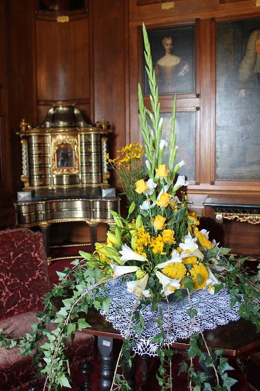 Rájecký zámek bude až do neděle vyzdobený svatojánskými květinami a bylinkami.