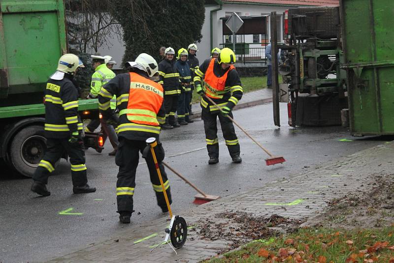 Ve Světlé se v úterý převrátilo nákladní auto s odpadem.