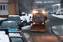 Přívaly sněhu vystřídala v ulicích Blanska na prosolených chodnících a silnicích břečka. Silničáři jsou stále v pohotovosti.