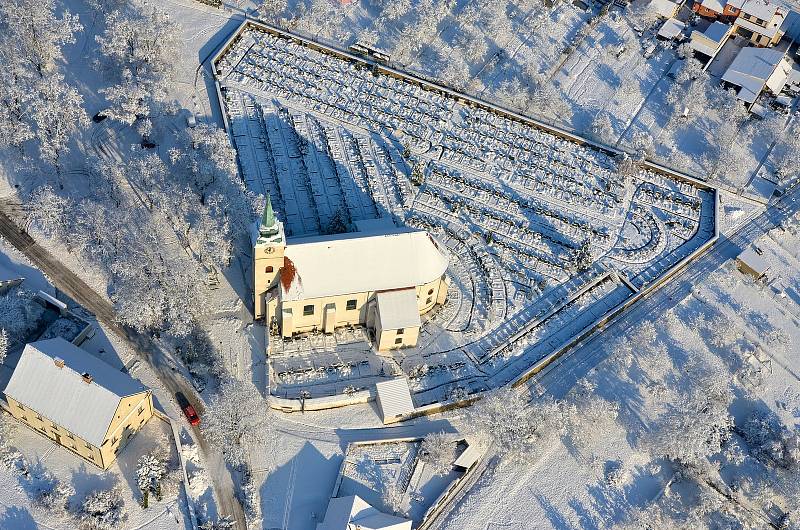 Adamovský farář Pavel Lazárek se léta věnuje létání na motorovém paraglidovém křídle. To později vyměnil za motorové rogalo.