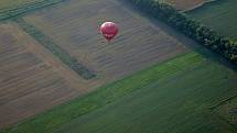 Poznáte v tradičním vzdušném kvízu motorového paraglidisty Petra Buchty z Adamova na Blanensku, která místa v regionu fotografoval tentokrát?