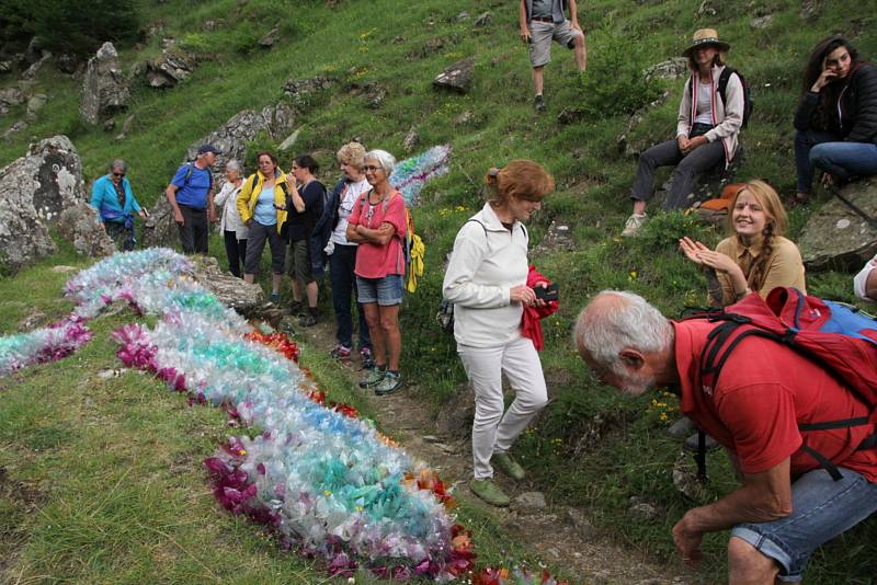 Vizuální umělci Hynek Skoták z Vilémovic na Blanensku a Tereza Holá z Brna svými společnými land artovými díly zanechali nedávno na mezinárodních přehlídkách ve Francii výraznou stopu.