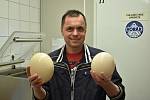 Maxijedlík Jaroslav Němec vypil v sobotu na pštrosí farmě v Doubravici nad Svitavou syrové pštrosí vejce. Za 29 vteřin.