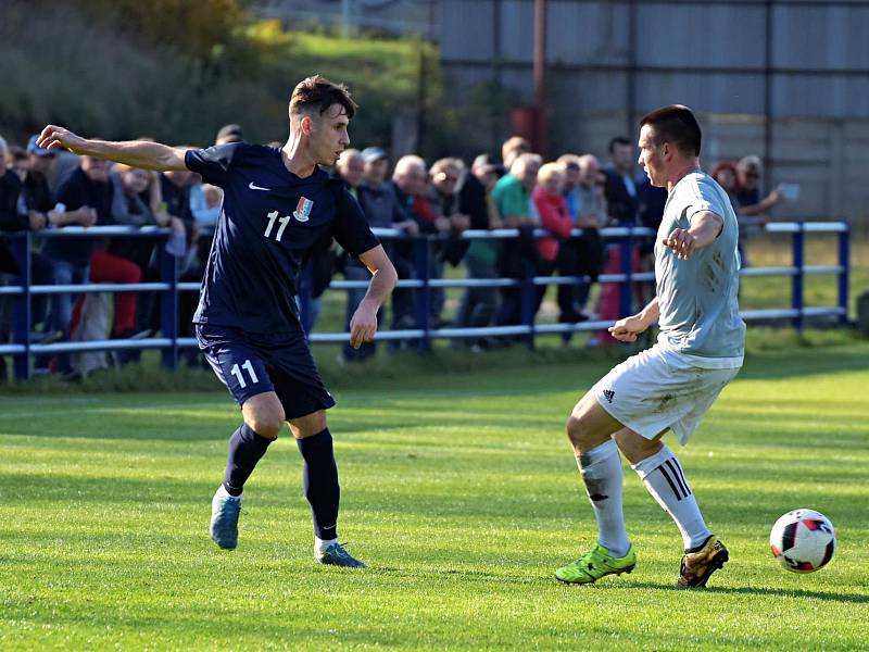 Fotbalisté Blanska (modré dresy) pokračují ve vítězném tažení divizní skupinou D. Na domácím hřišti porazili MSK Břeclav 4:0.