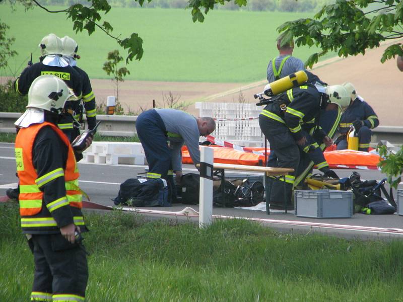 Za Bořitovem ve směru na Svitavy se ve čtvrtek ráno srazila cisterna převážející kyselinu chromovou s autobusem. Na místě zůstalo několik mrtvých a desítky zraněných. Vše bylo naštěstí jen jako.