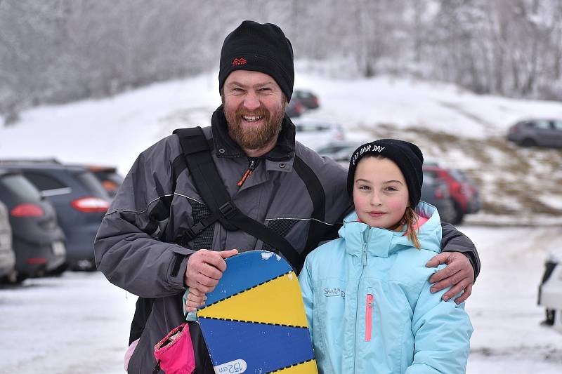 Svah v Olešnici vzali v sobotu první lyžaři útokem. V Hodoníně finišují s úpravou sjezdovky.