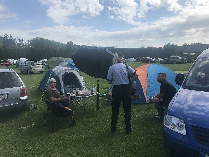 Policisté vyrazili na kontroly do kempů.