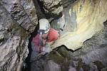 V Moravském krasu u Vilémovic na Blanensku nedávno jeskyňáři objevili desítky metrů pod zemí rozsáhlý podzemní dóm. S nedotčenou krápníkovou výzdobou. Má rozměry přibližně třicet krát třicet metrů.