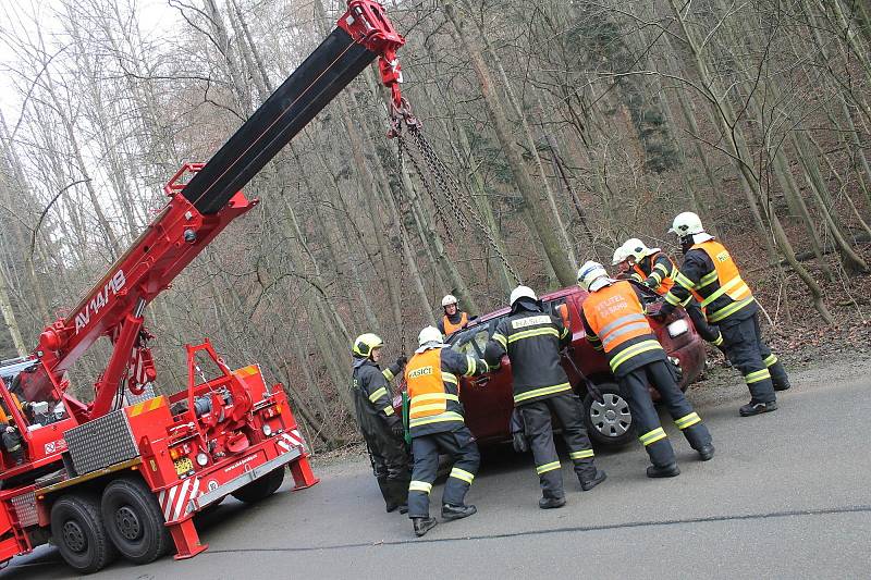 S autem v Křtinském potoce skončil ve čtvrtek dopoledne řidič nedaleko Adamova. Havaroval na namrzlé silnici v zatáčkách v Josefovském údolí.