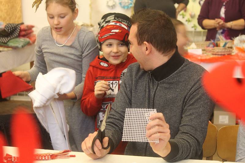 Sokolovnu ve Valchově v neděli zaplnili návštěvníci jedenácté adventní rukodělné dílny a jarmarku řemesel.