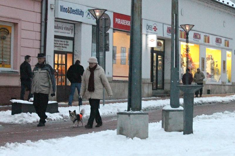 Přívaly sněhu vystřídala v ulicích Blanska na prosolených chodnících a silnicích břečka. Silničáři jsou stále v pohotovosti.