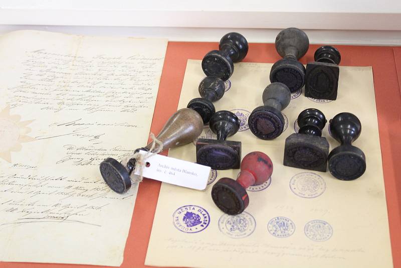 Na výstavě v blanenském archivu jsou k vidění historická razítka a pečetě.