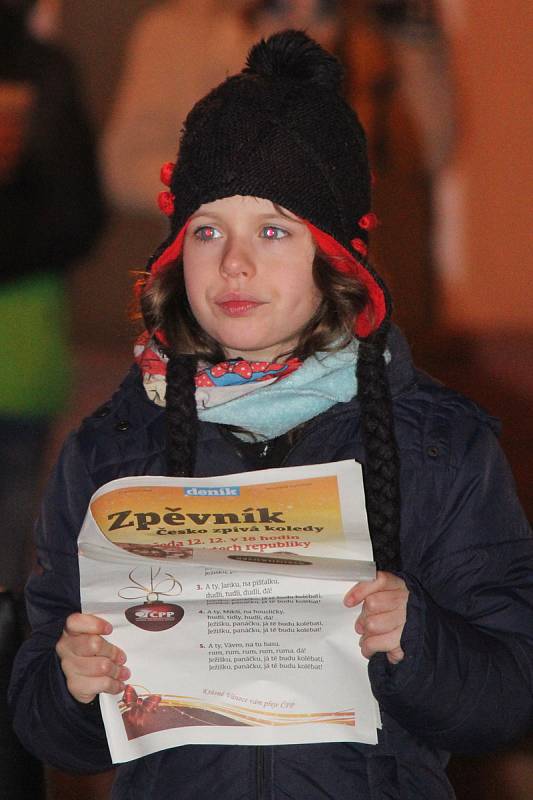 V Blansku si přišlo koledy na Rožmitálovu ulici zazpívat více než šedesát lidí. O hudební doprovod se postaral soubor BaczBand.