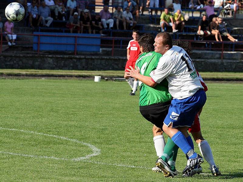 Fotbalisté Boskovic vydřeli o víkendu v divizi první bod. V utkání s Pelhřimovem přitom v poločase prohrávali již 0:2. Na konečných 3:3 vyrovnával šest minut před koncem z přímého kopu boskovický matador Vorlický.